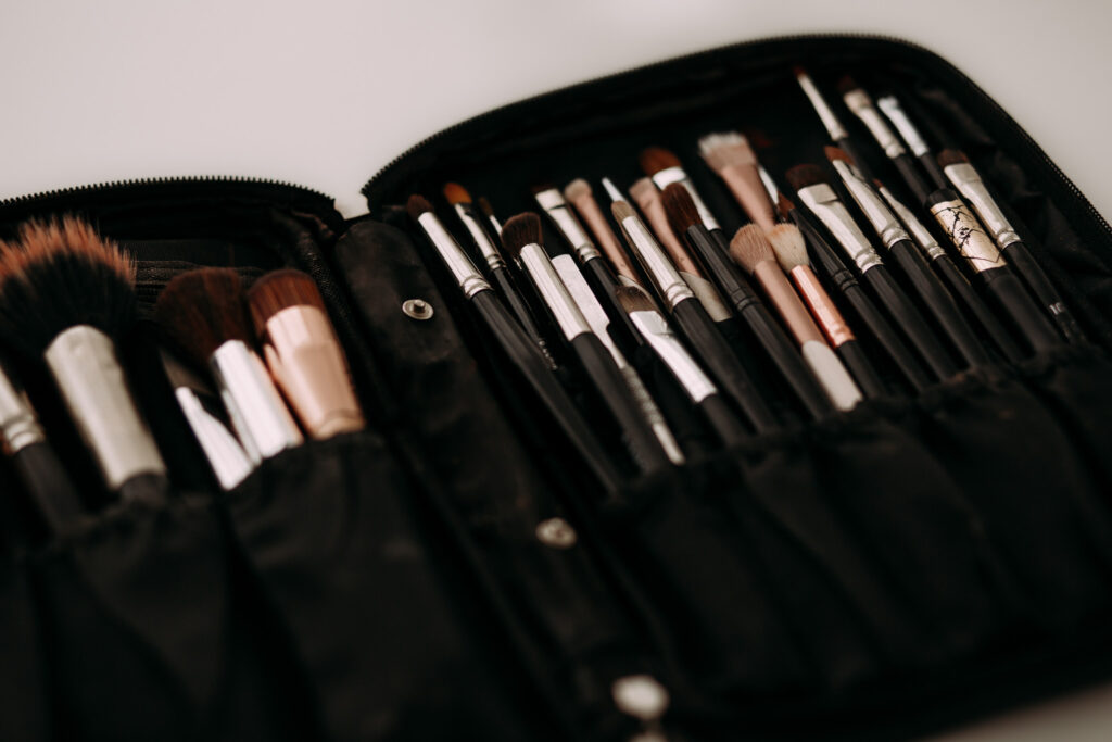Nahaufnahme Schminktasche mit Pinseln
